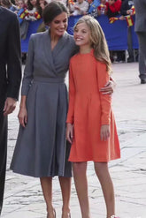 Reina Letizia elegante vestido gris